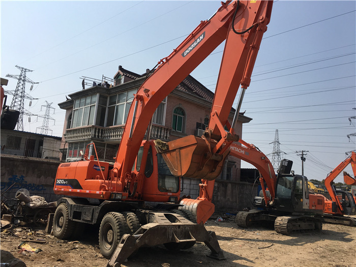 Doosan DH210w-7 wheel excavator - Pelle sur pneus: photos 1 Doosan DH210w-7 wheel excavator - Pelle sur pneus: photos 1
