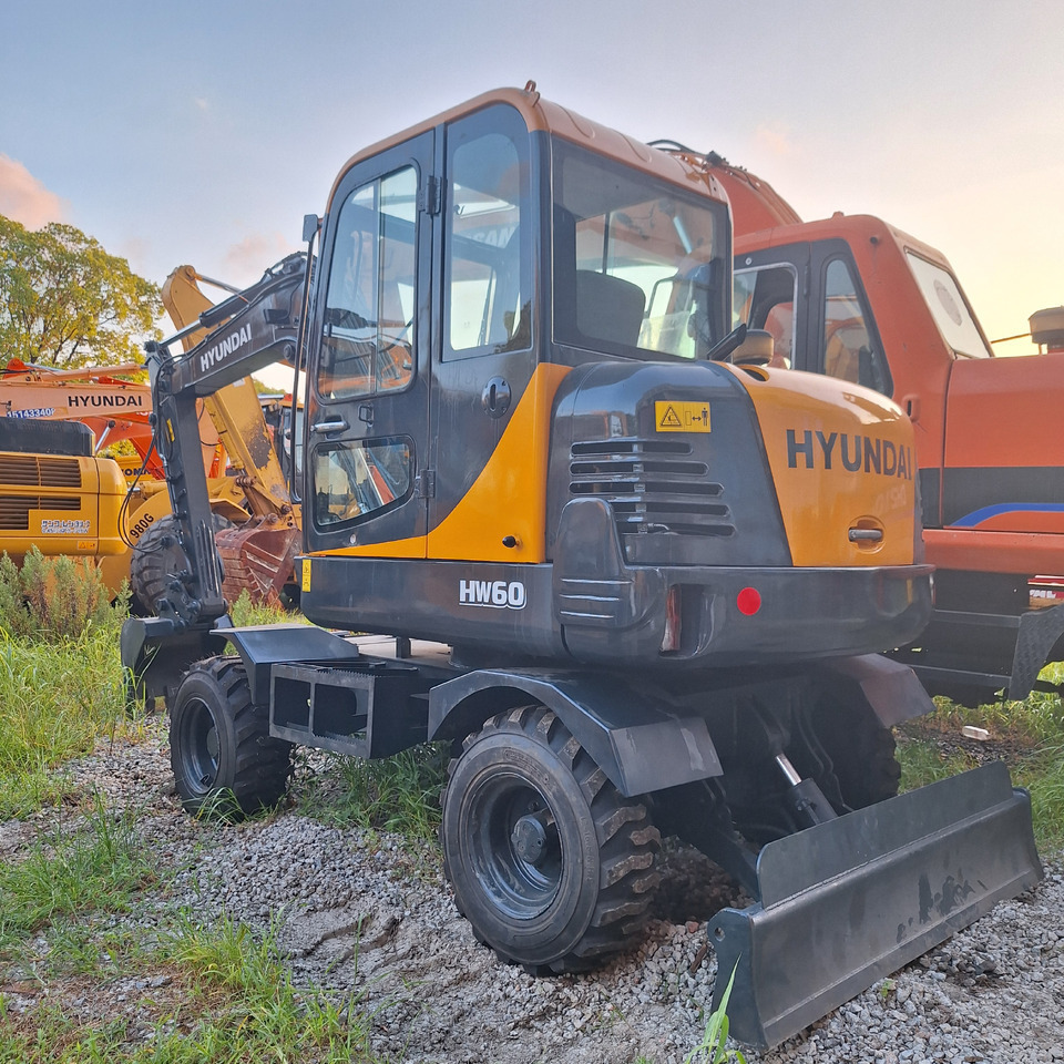 Hyundai 60vs excavator - Pelle sur pneus: photos 1 Hyundai 60vs excavator - Pelle sur pneus: photos 1