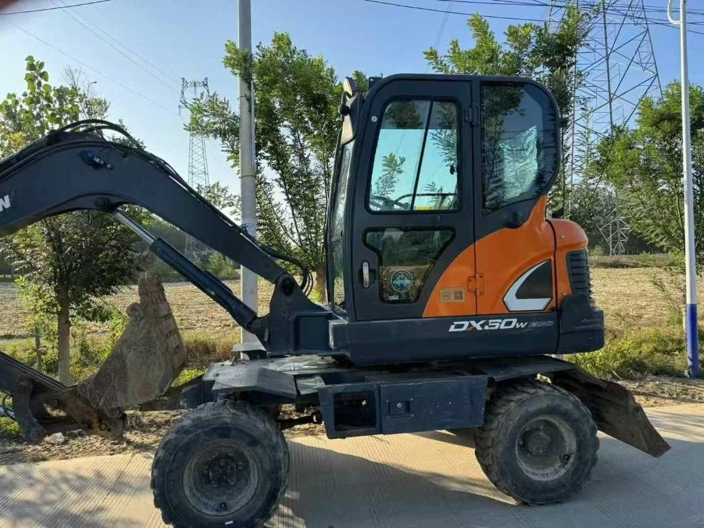 Doosan DX60W - Pelle sur pneus: photos 1 Doosan DX60W - Pelle sur pneus: photos 1