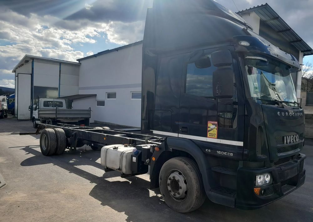 Iveco EUROCARGO 160E28 RAMA DO ZABUDOWY/ LAWETA / MANUAL / - Camion à rideaux coulissants: photos 2 Iveco EUROCARGO 160E28 RAMA DO ZABUDOWY/ LAWETA / MANUAL / - Camion à rideaux coulissants: photos 2