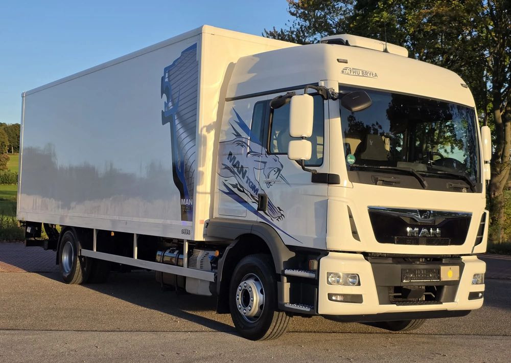 MAN TGM 15.290 / TGL / KONTENER / IZOTERMA / WINDA / KLIMA POSTOJOWA / 2019R / EURO 6 / PEŁEN SERWIS /  8200KG ŁADOWNOŚĆ  / SPROWADZONY / ZADBANY / JAK NOWY /  KSIĄŻKA SERWISOWA / E6 / 18 PALET - Camion fourgon: photos 2 MAN TGM 15.290 / TGL / KONTENER / IZOTERMA / WINDA / KLIMA POSTOJOWA / 2019R / EURO 6 / PEŁEN SERWIS /  8200KG ŁADOWNOŚĆ  / SPROWADZONY / ZADBANY / JAK NOWY /  KSIĄŻKA SERWISOWA / E6 / 18 PALET - Camion fourgon: photos 2