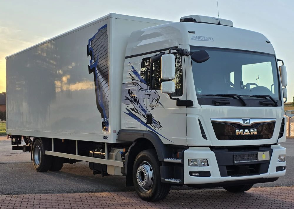MAN TGM 15.290 / TGL / KONTENER / IZOTERMA / WINDA / KLIMA POSTOJOWA / 2019R / EURO 6 / PEŁEN SERWIS / 8200KG ŁADOWNOŚĆ / SPROWADZONY / ZADBANY / JAK NOWY / KSIĄŻKA SERWISOWA / E6 / 18 PALET - Camion fourgon: photos 1 MAN TGM 15.290 / TGL / KONTENER / IZOTERMA / WINDA / KLIMA POSTOJOWA / 2019R / EURO 6 / PEŁEN SERWIS / 8200KG ŁADOWNOŚĆ / SPROWADZONY / ZADBANY / JAK NOWY / KSIĄŻKA SERWISOWA / E6 / 18 PALET - Camion fourgon: photos 1