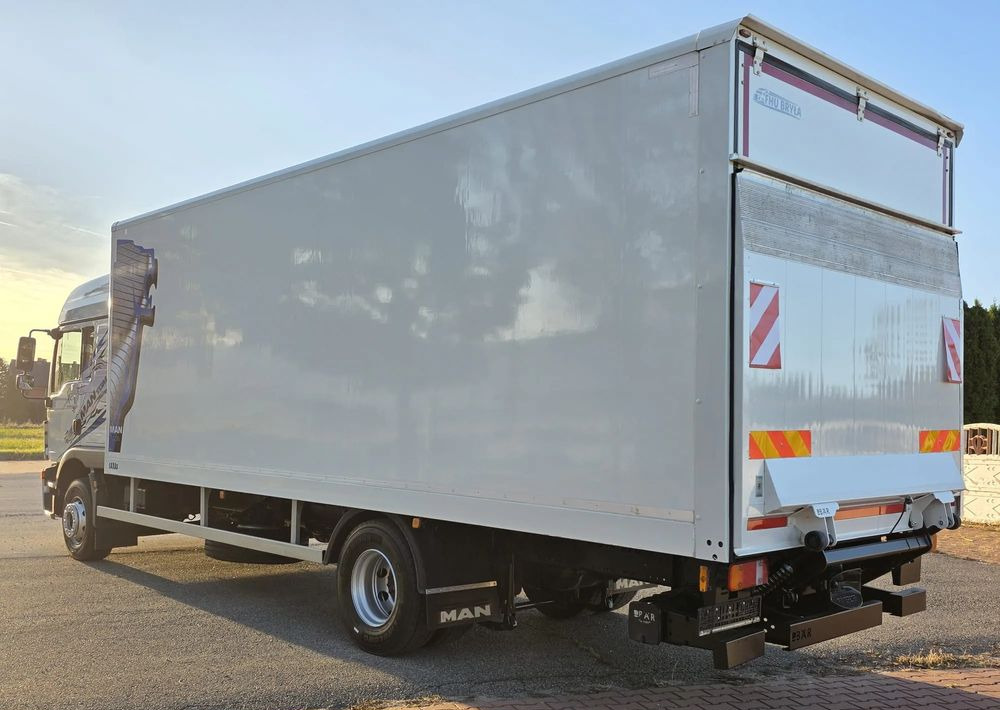 MAN TGM 15.290 / TGL / KONTENER / IZOTERMA / WINDA / KLIMA POSTOJOWA / 2019R / EURO 6 / PEŁEN SERWIS /  8200KG ŁADOWNOŚĆ  / SPROWADZONY / ZADBANY / JAK NOWY /  KSIĄŻKA SERWISOWA / E6 / 18 PALET - Camion fourgon: photos 4 MAN TGM 15.290 / TGL / KONTENER / IZOTERMA / WINDA / KLIMA POSTOJOWA / 2019R / EURO 6 / PEŁEN SERWIS /  8200KG ŁADOWNOŚĆ  / SPROWADZONY / ZADBANY / JAK NOWY /  KSIĄŻKA SERWISOWA / E6 / 18 PALET - Camion fourgon: photos 4