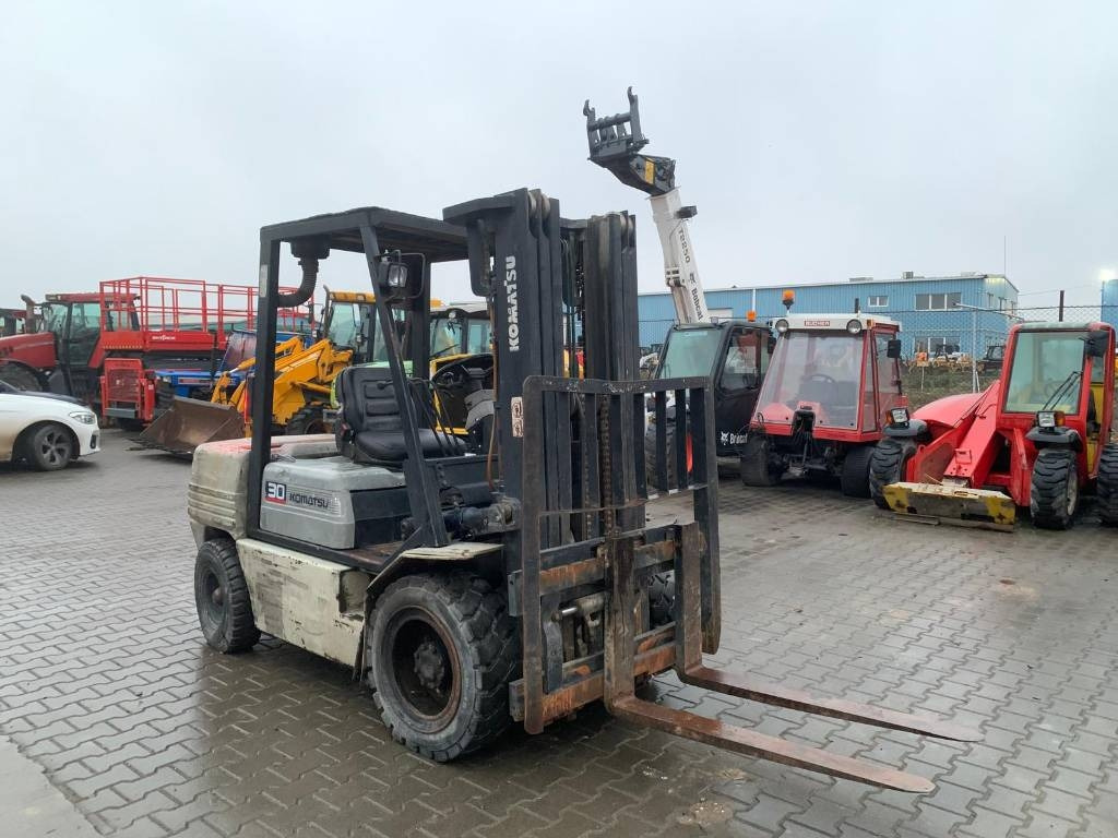 Komatsu FD30-11 - Chariot élévateur diesel: photos 1 Komatsu FD30-11 - Chariot élévateur diesel: photos 1