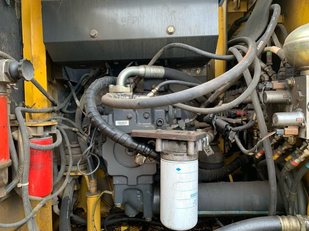 Pelle sur pneus Komatsu PW 140-7: photos 8