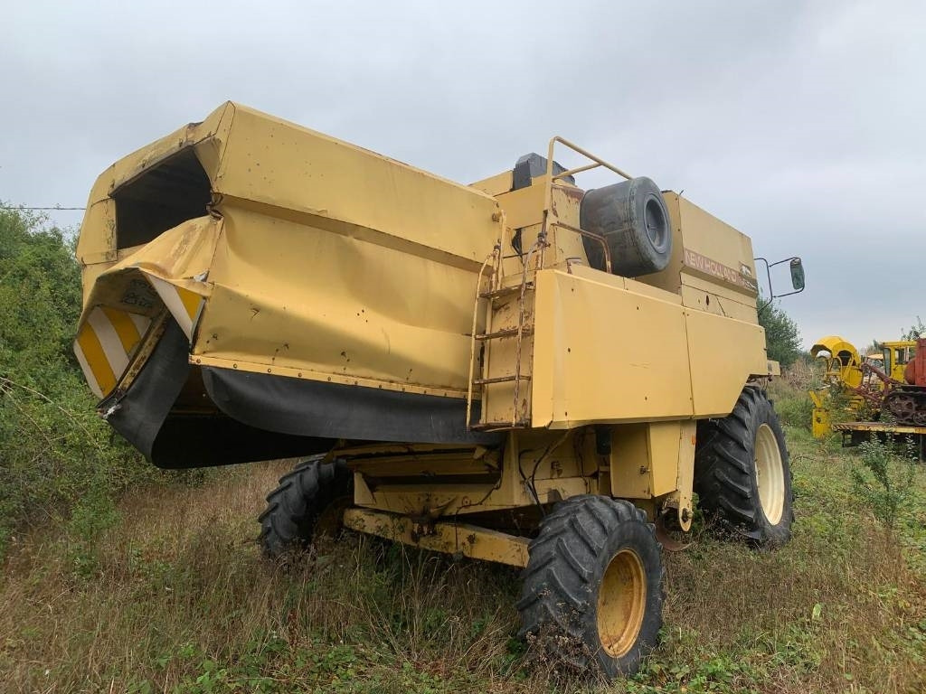New Holland TX 32 - Moissonneuse-batteuse: photos 3 New Holland TX 32 - Moissonneuse-batteuse: photos 3