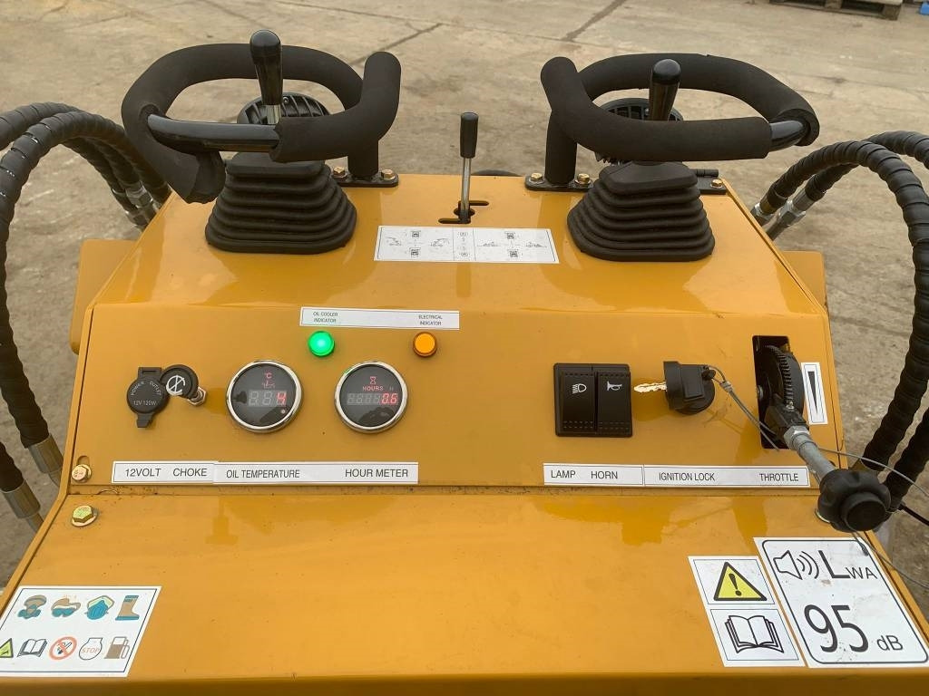 Newrick ZW480 - Mini chargeuse: photos 5 Newrick ZW480 - Mini chargeuse: photos 5