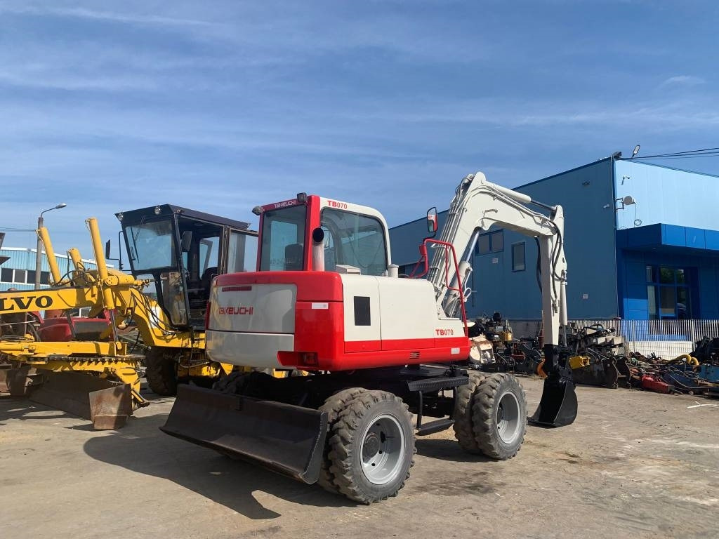 Takeuchi TB070W - Pelle sur pneus: photos 4 Takeuchi TB070W - Pelle sur pneus: photos 4