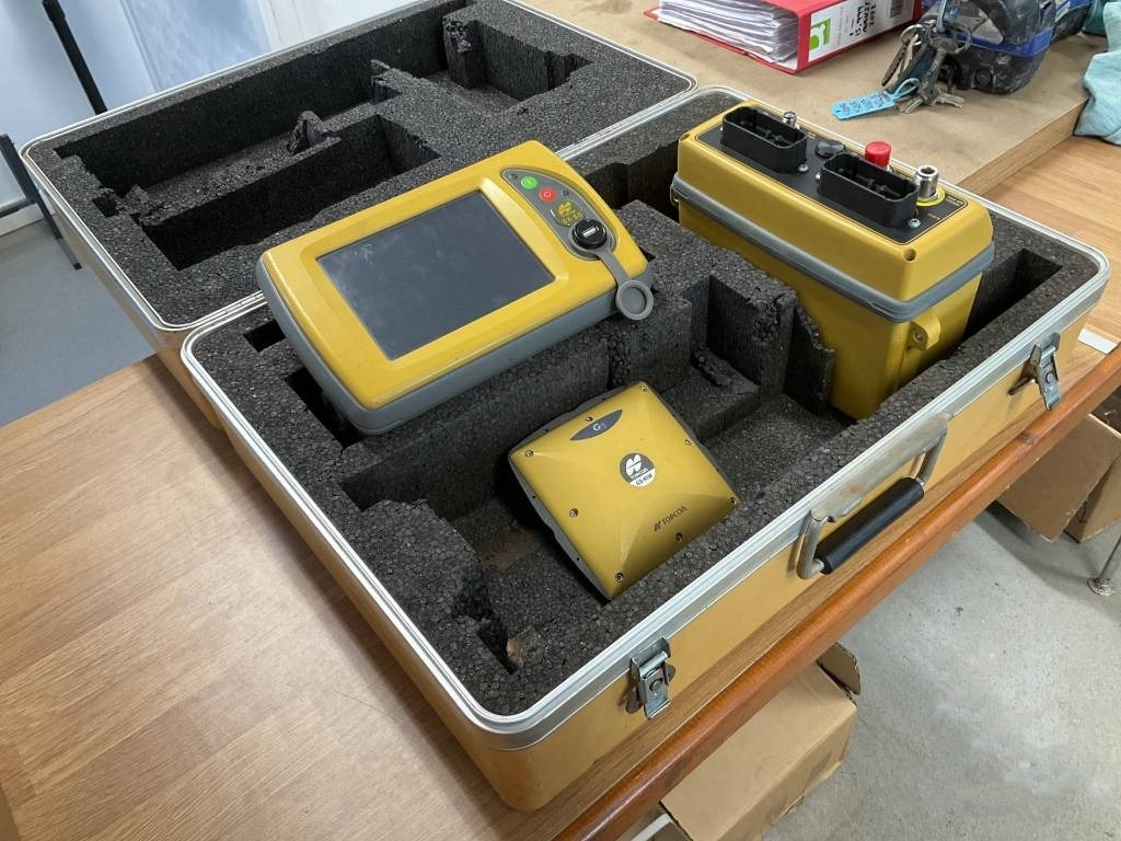 Topcon GX-60 3D GPS EQUIPMENT - Système électrique pour Engins de chantier: photos 1 Topcon GX-60 3D GPS EQUIPMENT - Système électrique pour Engins de chantier: photos 1