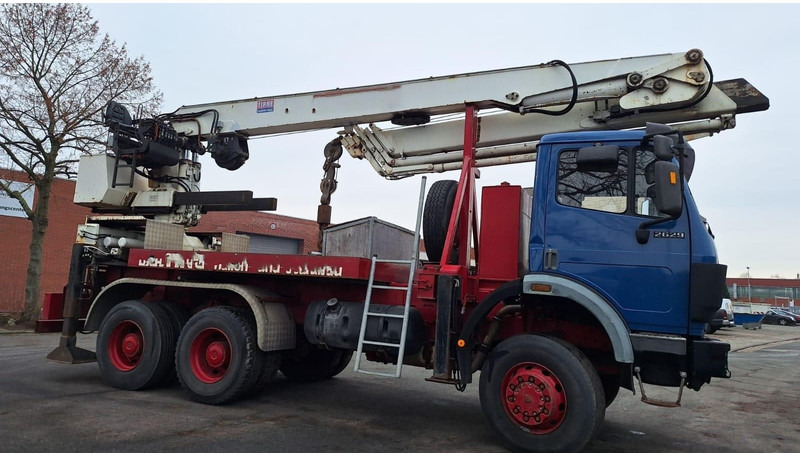 Mercedes-Benz 2629 AK Motorwagen mit Kran Dachdeckerkran6x6 - Camion grue: photos 1 Mercedes-Benz 2629 AK Motorwagen mit Kran Dachdeckerkran6x6 - Camion grue: photos 1