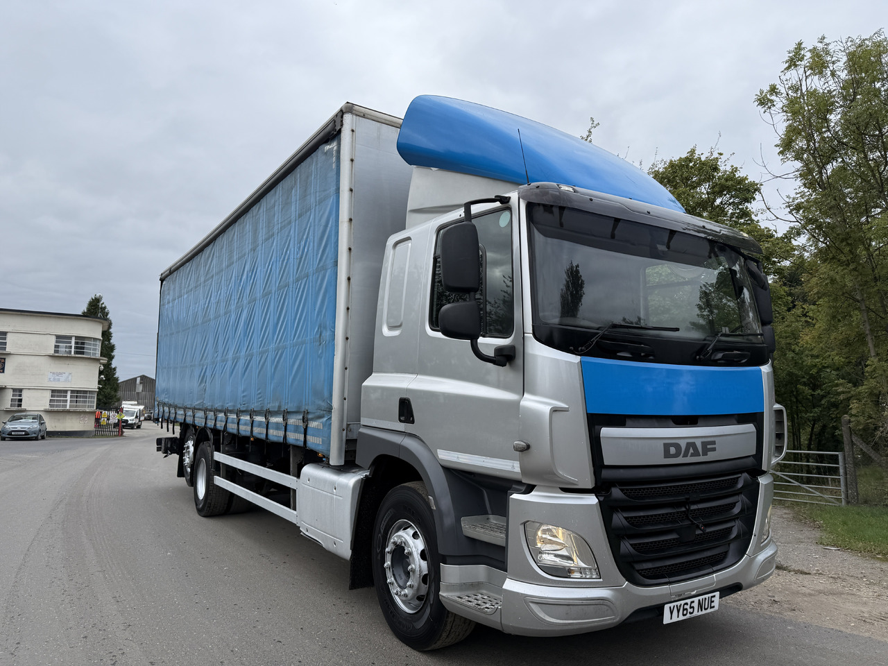 2015 DAF CF 330 Curtainside Truck - Camion à rideaux coulissants: photos 1 2015 DAF CF 330 Curtainside Truck - Camion à rideaux coulissants: photos 1