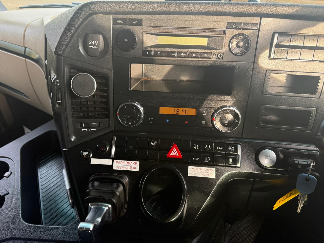 Camion à rideaux coulissants 2018 Mercedes Actros 1824 Curtainside Truck: photos 28