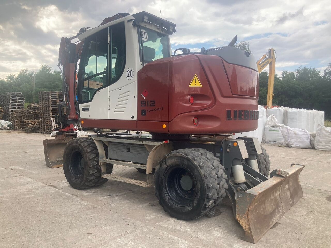 Pelle sur pneus Liebherr A 912 Compact Rotator R4: photos 12 Pelle sur pneus Liebherr A 912 Compact Rotator R4: photos 12
