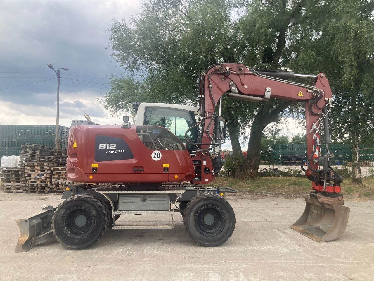 Pelle sur pneus Liebherr A 912 Compact Rotator R4: photos 8 Pelle sur pneus Liebherr A 912 Compact Rotator R4: photos 8