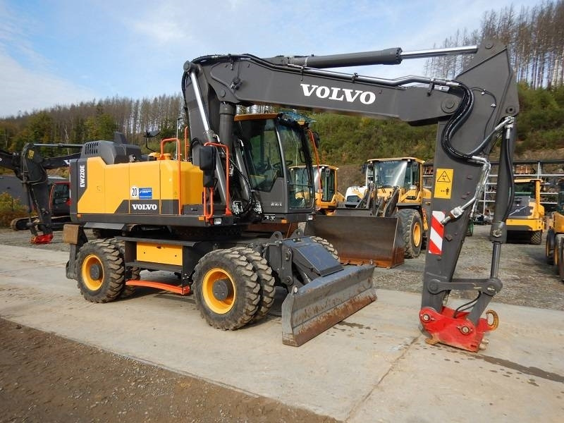 Volvo EW 220 E - Pelle sur pneus: photos 2 Volvo EW 220 E - Pelle sur pneus: photos 2