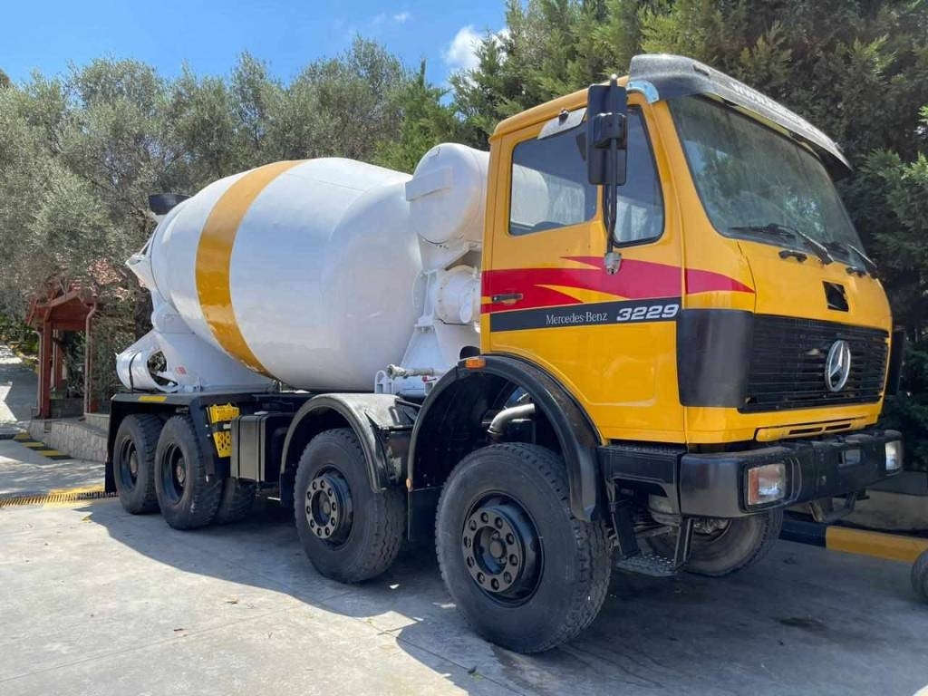 Camion malaxeur Mercedes-Benz 3229 V8 8X4: photos 12