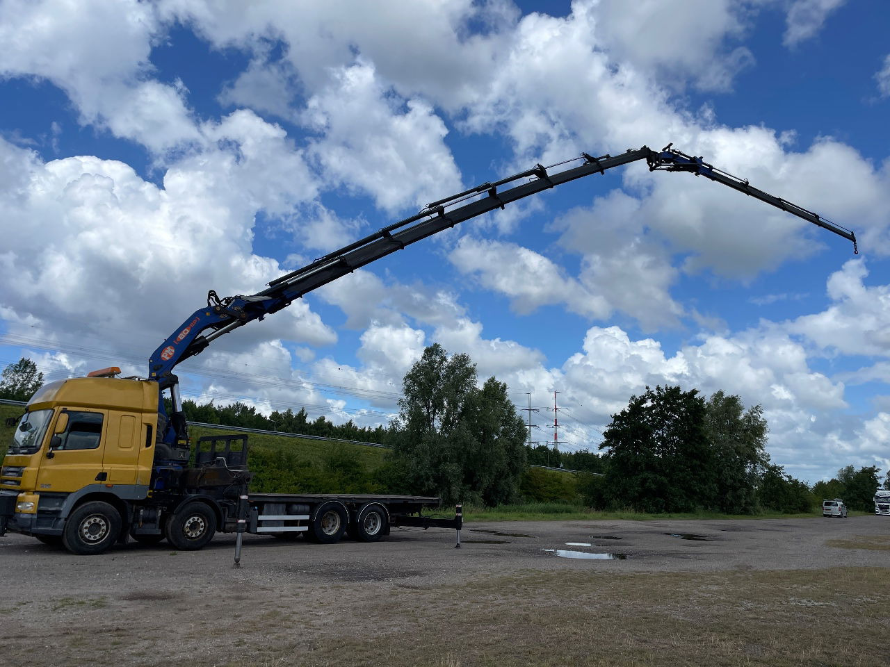 DAF CF 85.410 PM 80 crane laadkraan met jib en frontstempels - Camion grue: photos 2 DAF CF 85.410 PM 80 crane laadkraan met jib en frontstempels - Camion grue: photos 2