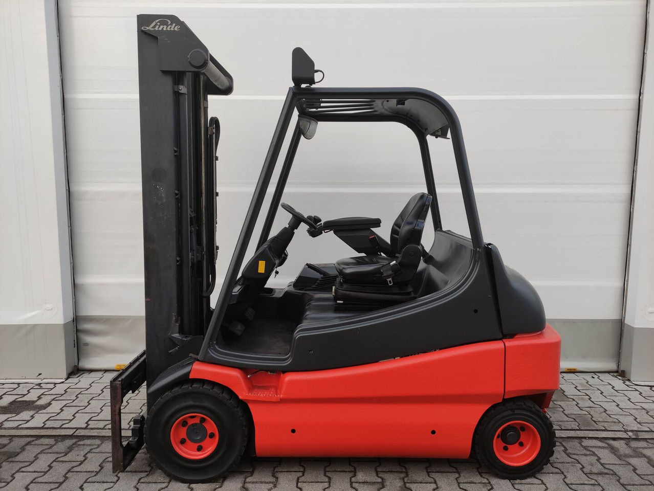 Linde E30-336-03 (LACK NEU) - Chariot élévateur électrique: photos 1 Linde E30-336-03 (LACK NEU) - Chariot élévateur électrique: photos 1