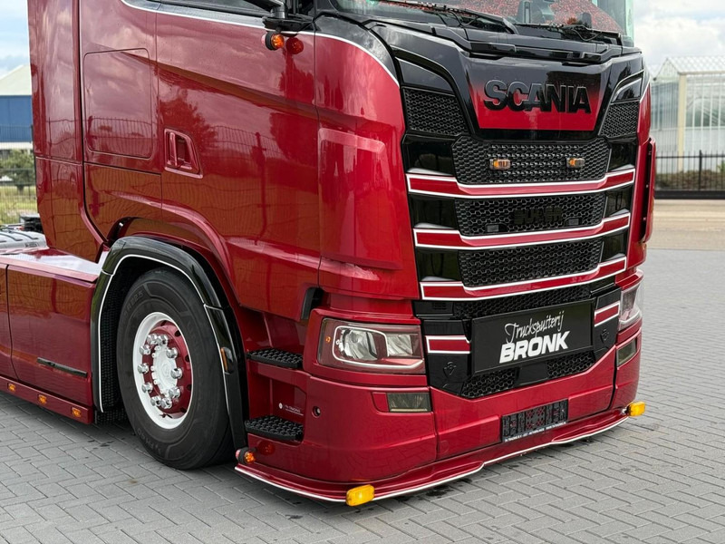 Scania S580 V8 NGS SHOWTRUCK, VOLLUCHT, RETARDER, LEER, GESTUURD. - Tracteur routier: photos 2 Scania S580 V8 NGS SHOWTRUCK, VOLLUCHT, RETARDER, LEER, GESTUURD. - Tracteur routier: photos 2