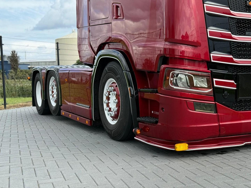 Scania S580 V8 NGS SHOWTRUCK, VOLLUCHT, RETARDER, LEER, GESTUURD. - Tracteur routier: photos 3 Scania S580 V8 NGS SHOWTRUCK, VOLLUCHT, RETARDER, LEER, GESTUURD. - Tracteur routier: photos 3