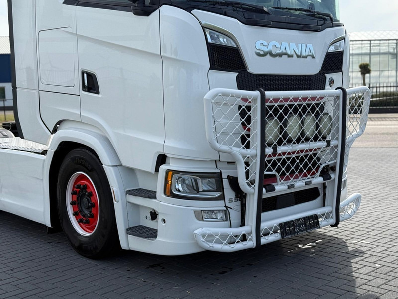 Scania S580 V8 NGS VOLLUCHT, PTO, LEER, RETARDER, TV, 3.15WB, BULLBAR. - Tracteur routier: photos 3 Scania S580 V8 NGS VOLLUCHT, PTO, LEER, RETARDER, TV, 3.15WB, BULLBAR. - Tracteur routier: photos 3