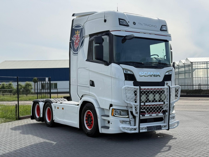 Scania S580 V8 NGS VOLLUCHT, PTO, LEER, RETARDER, TV, 3.15WB, BULLBAR. - Tracteur routier: photos 1 Scania S580 V8 NGS VOLLUCHT, PTO, LEER, RETARDER, TV, 3.15WB, BULLBAR. - Tracteur routier: photos 1