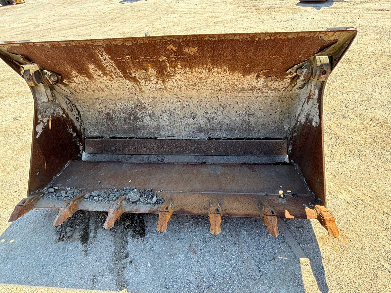 Manitou forklift forks, Volvo bucket and tipping bucket - Fourches, Godet: photos 5 Manitou forklift forks, Volvo bucket and tipping bucket - Fourches, Godet: photos 5