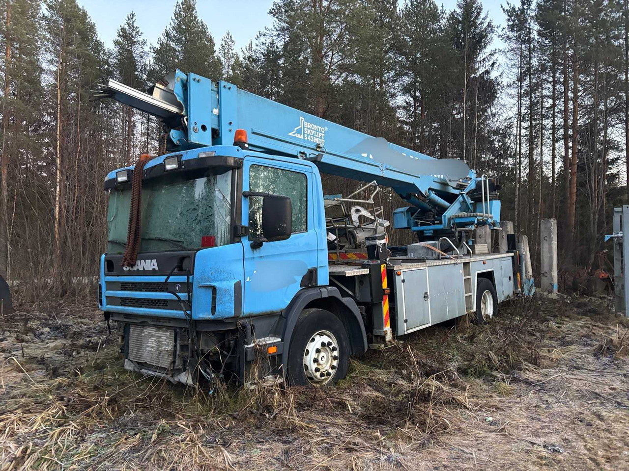 Scania P94 truck and Bronto Skylift telescopic crane - Camion grue: photos 1 Scania P94 truck and Bronto Skylift telescopic crane - Camion grue: photos 1