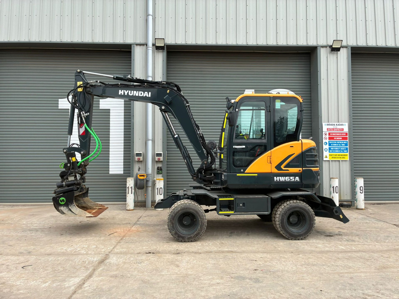 Hyundai HW65AH Ex Demo - Pelle sur pneus: photos 2 Hyundai HW65AH Ex Demo - Pelle sur pneus: photos 2