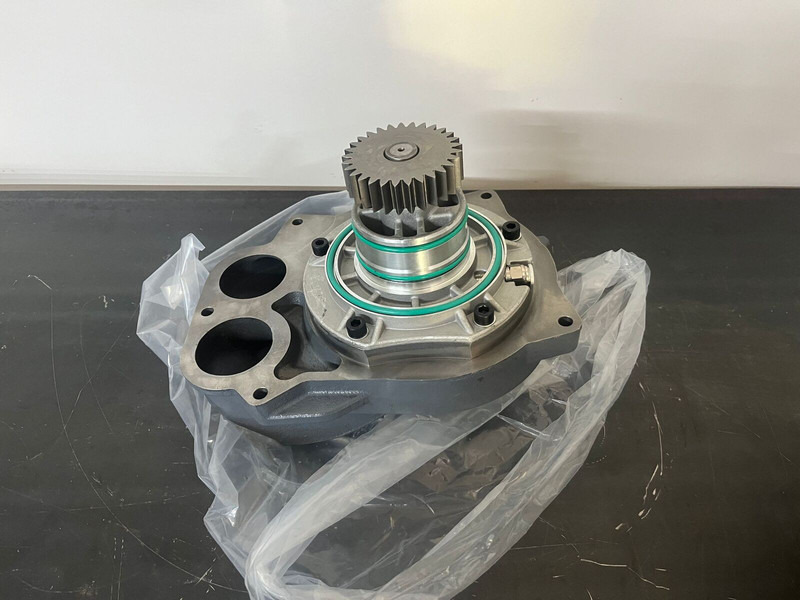 Liebherr P944 / R954 / R944 / R954 / L556-454 / L566-460 - Pompe à liquide de refroidissement: photos 1 Liebherr P944 / R954 / R944 / R954 / L556-454 / L566-460 - Pompe à liquide de refroidissement: photos 1