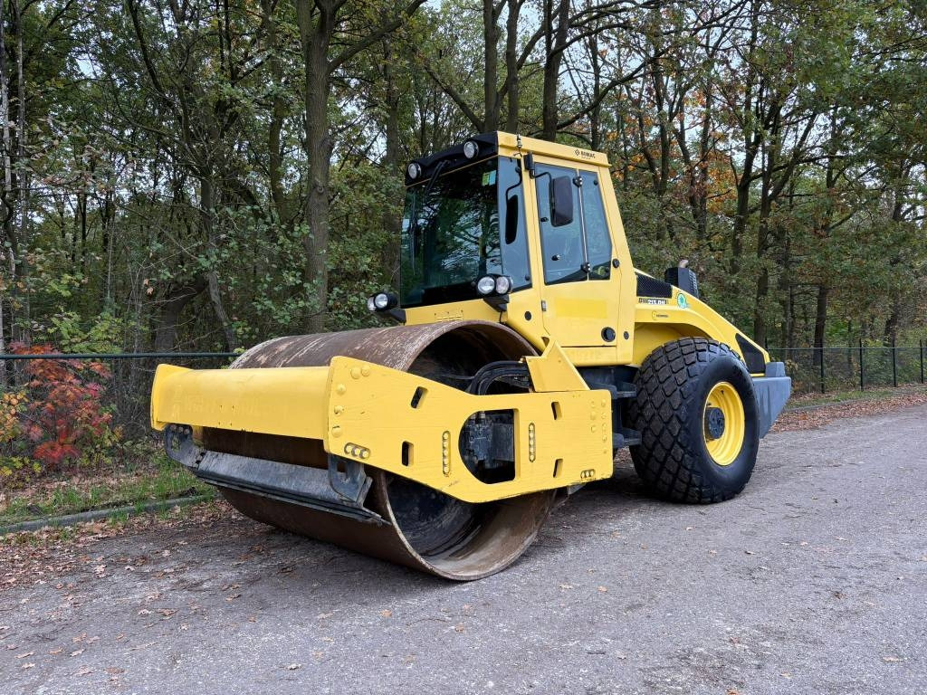 Bomag BW 213 D H-4 i - Compacteur à pieds de mouton/ Monocylindre: photos 1 Bomag BW 213 D H-4 i - Compacteur à pieds de mouton/ Monocylindre: photos 1