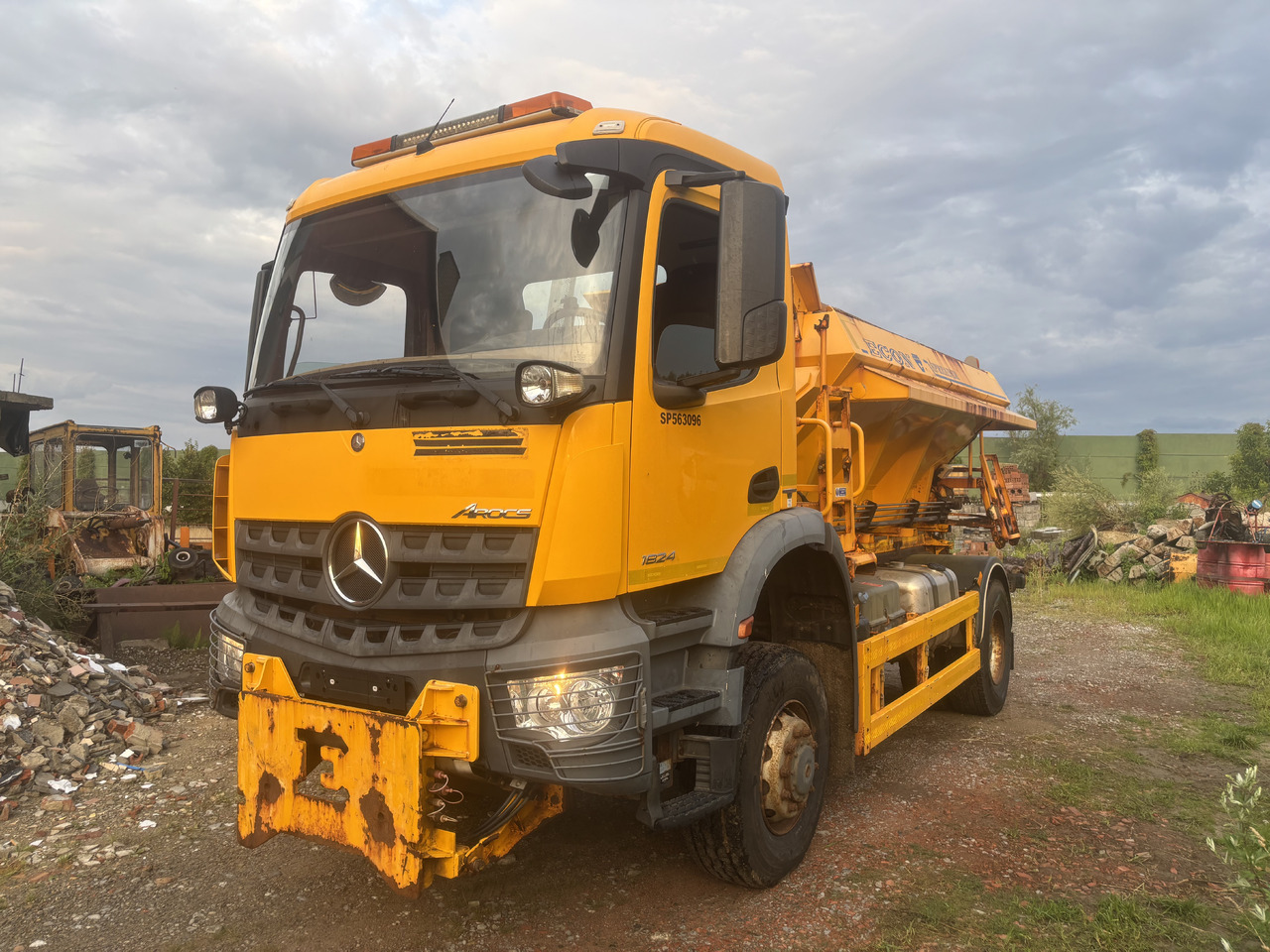 Mercedes AROCS 1824 4X4 GRITTER/SPREADER/PLOUGH - Engin de déneigement: photos 4 Mercedes AROCS 1824 4X4 GRITTER/SPREADER/PLOUGH - Engin de déneigement: photos 4