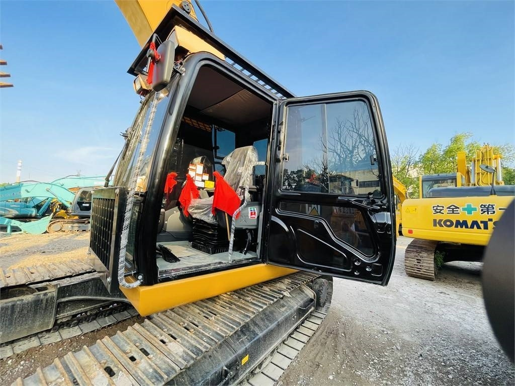 CAT 320D2L - Pelle sur chenille: photos 3 CAT 320D2L - Pelle sur chenille: photos 3