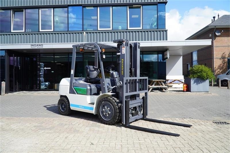 Eurotrac - Chariot élévateur électrique: photos 1 Eurotrac - Chariot élévateur électrique: photos 1