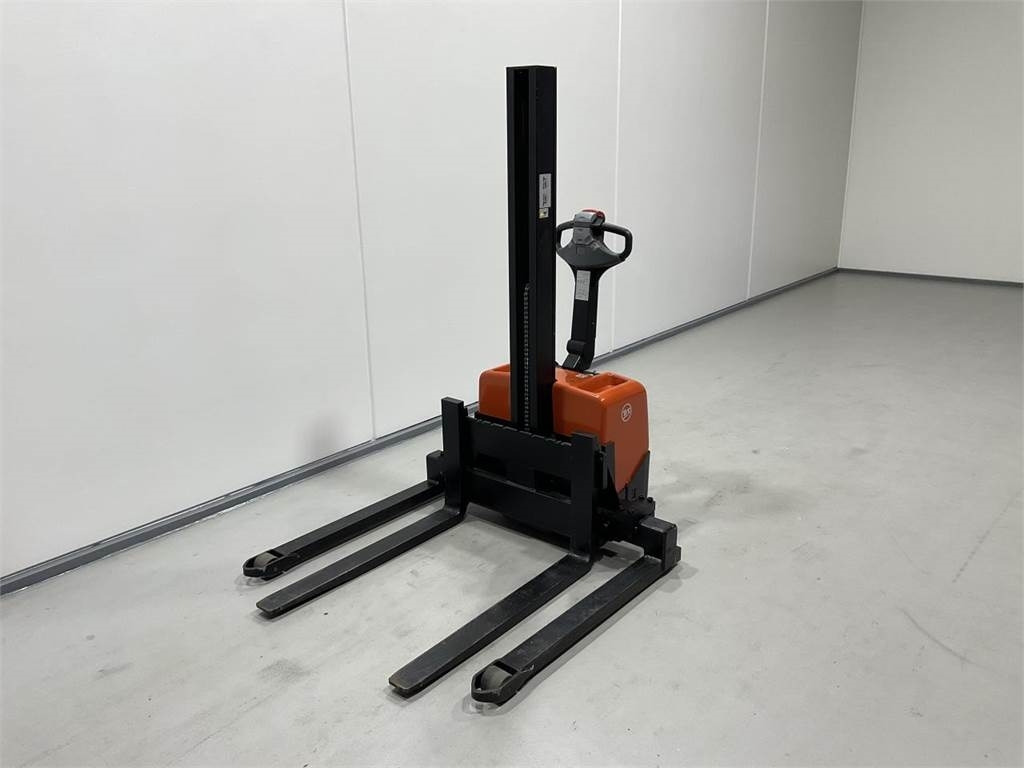 Toyota HWE100 - Gerbeur: photos 4 Toyota HWE100 - Gerbeur: photos 4