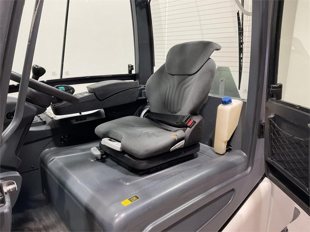 UniCarriers EP45C 2 - Chariot élévateur électrique: photos 5 UniCarriers EP45C 2 - Chariot élévateur électrique: photos 5