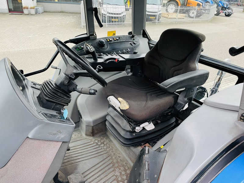 New Holland TVT 135 Transmissie CVT fronthef pto - Tracteur agricole: photos 3 New Holland TVT 135 Transmissie CVT fronthef pto - Tracteur agricole: photos 3
