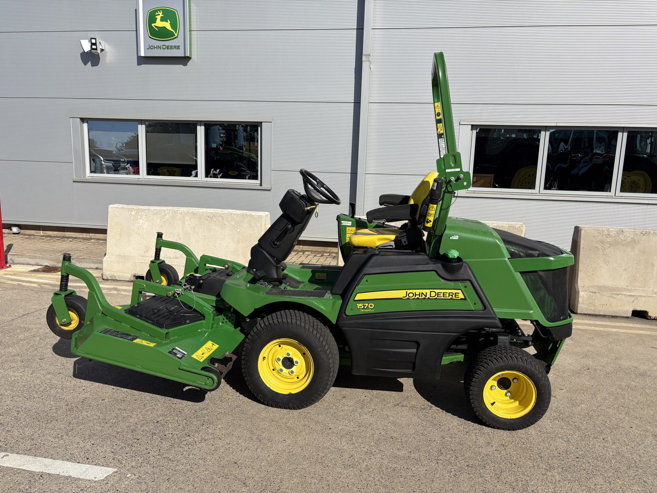 John Deere 1570 C/w 72" rear discharge deck - Motofaucheuse: photos 1 John Deere 1570 C/w 72" rear discharge deck - Motofaucheuse: photos 1