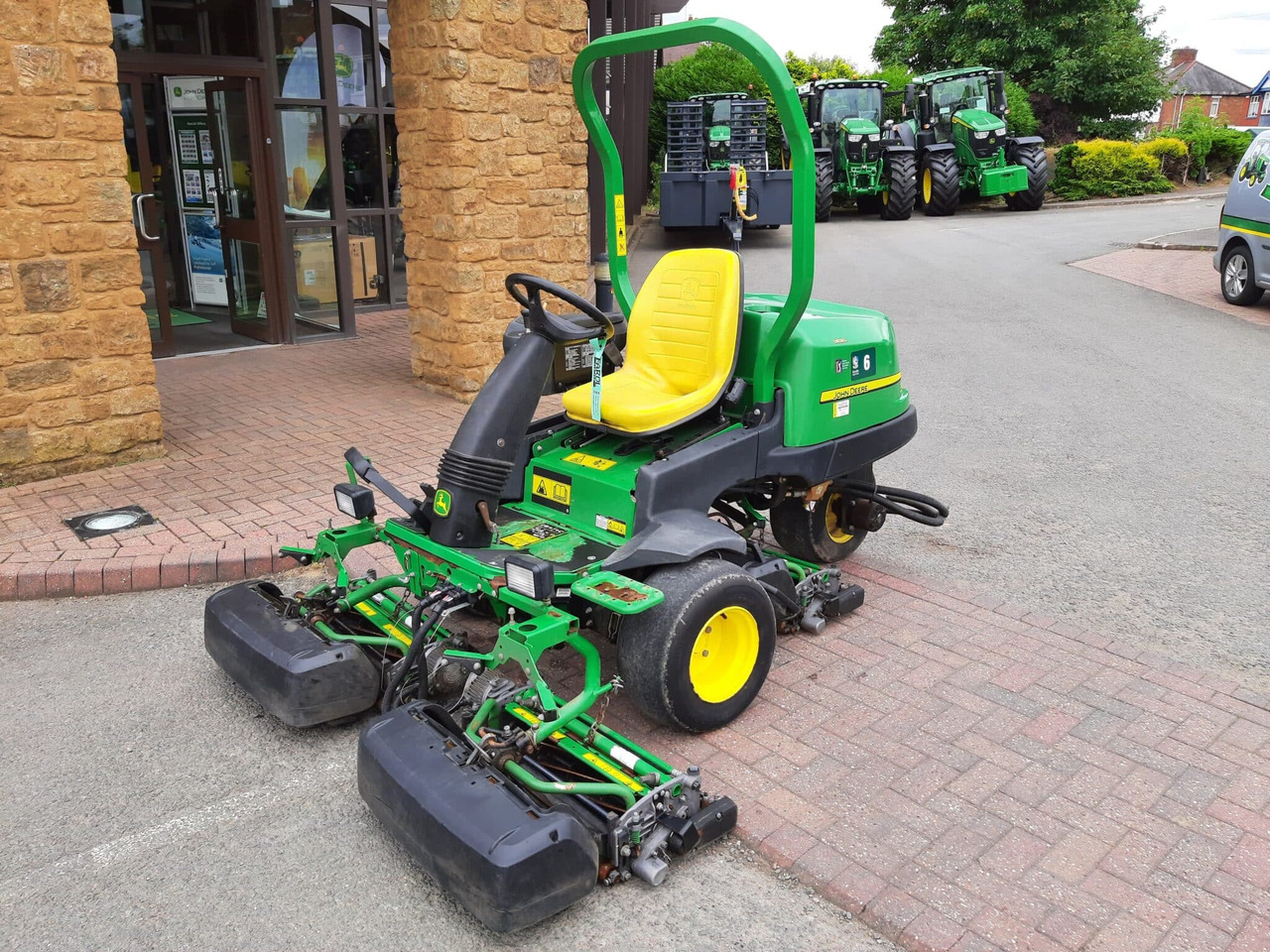 John Deere 2500E Greens triple mower - Motofaucheuse: photos 1 John Deere 2500E Greens triple mower - Motofaucheuse: photos 1