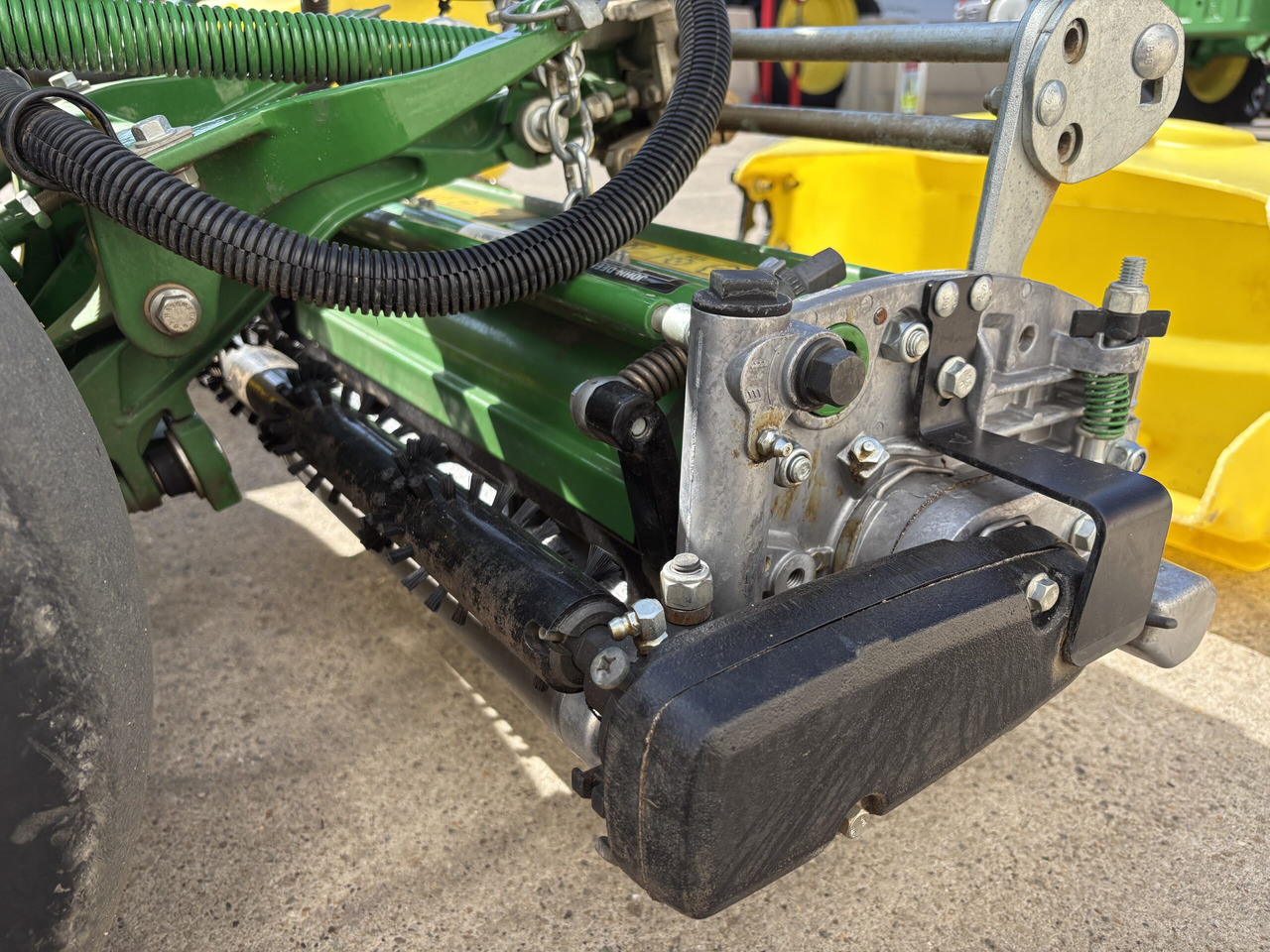 John Deere 2750E Triplex mower - Motofaucheuse: photos 4 John Deere 2750E Triplex mower - Motofaucheuse: photos 4