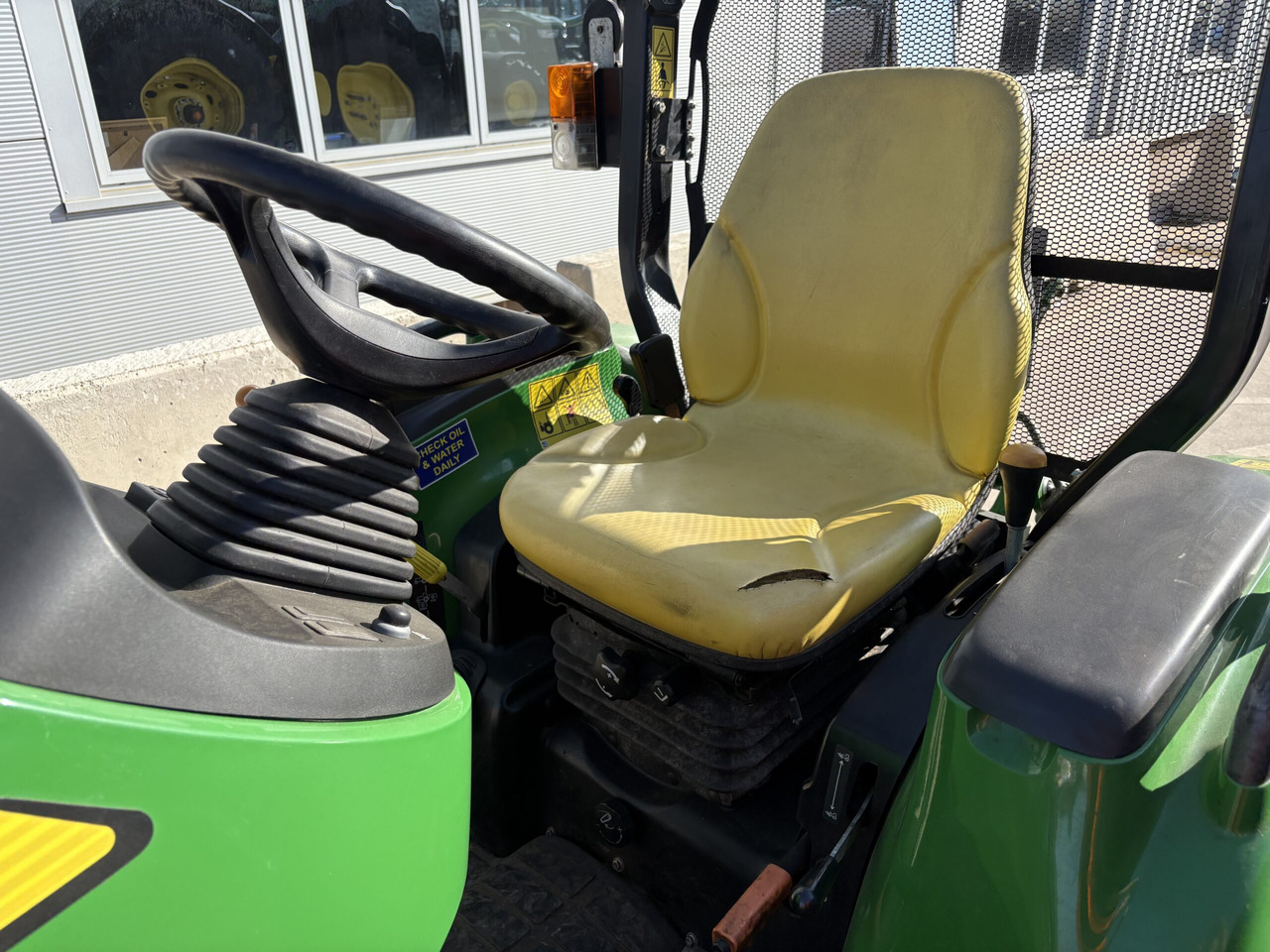 John Deere 3045R Compact Tractor - Micro tracteur: photos 5 John Deere 3045R Compact Tractor - Micro tracteur: photos 5