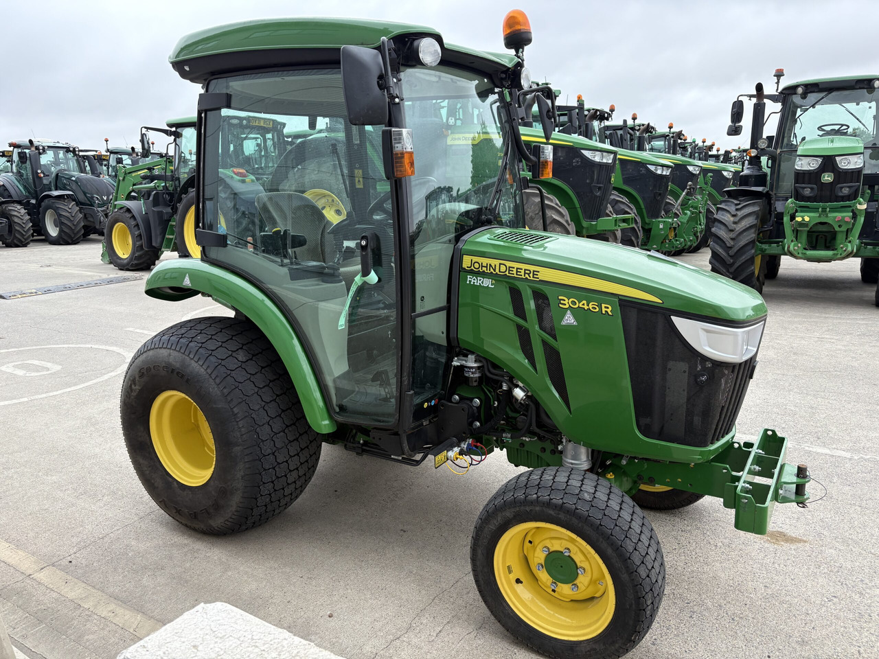 John Deere 3046R Compact Tractor - Micro tracteur: photos 4 John Deere 3046R Compact Tractor - Micro tracteur: photos 4
