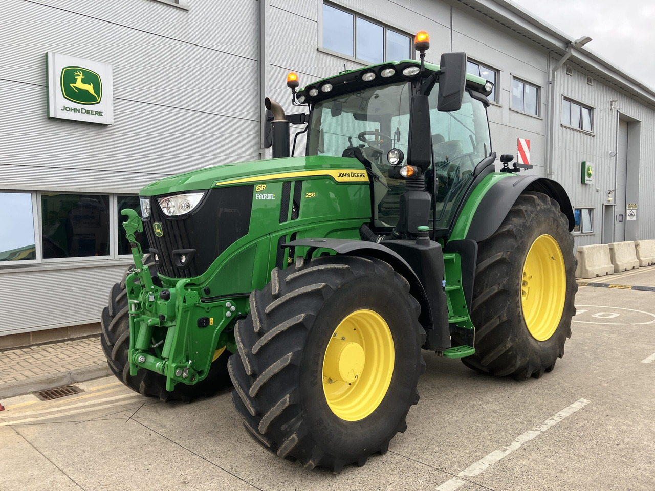 John Deere 6R 250 - Tracteur agricole: photos 1 John Deere 6R 250 - Tracteur agricole: photos 1