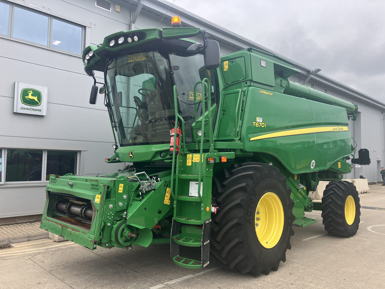 John Deere T670i HillMaster - Moissonneuse-batteuse: photos 1 John Deere T670i HillMaster - Moissonneuse-batteuse: photos 1