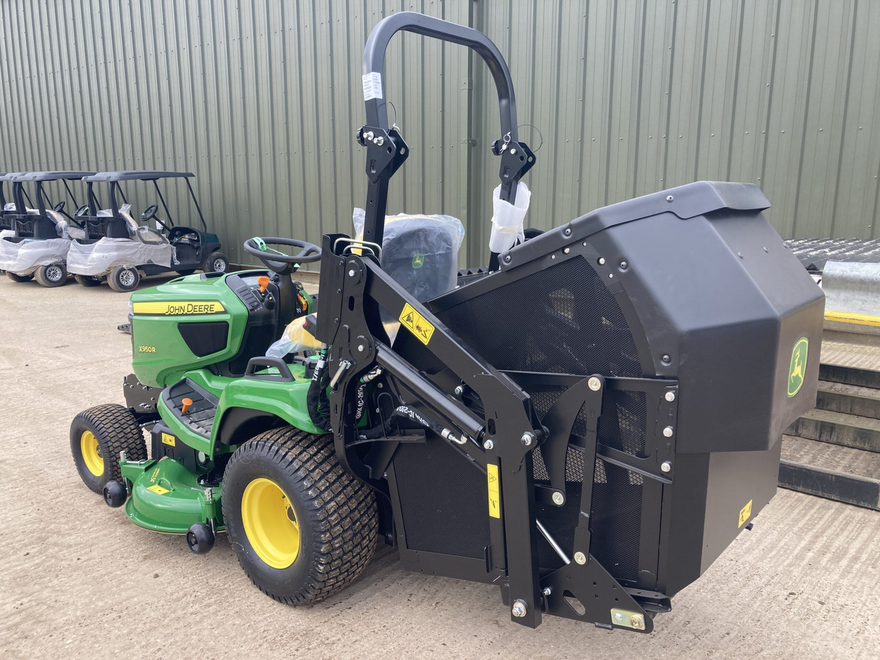 John Deere X950R ride on cut and collect mower - Motofaucheuse: photos 3 John Deere X950R ride on cut and collect mower - Motofaucheuse: photos 3