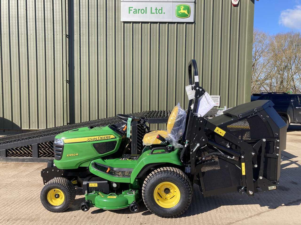 John Deere X950R ride on cut and collect mower - Motofaucheuse: photos 2 John Deere X950R ride on cut and collect mower - Motofaucheuse: photos 2