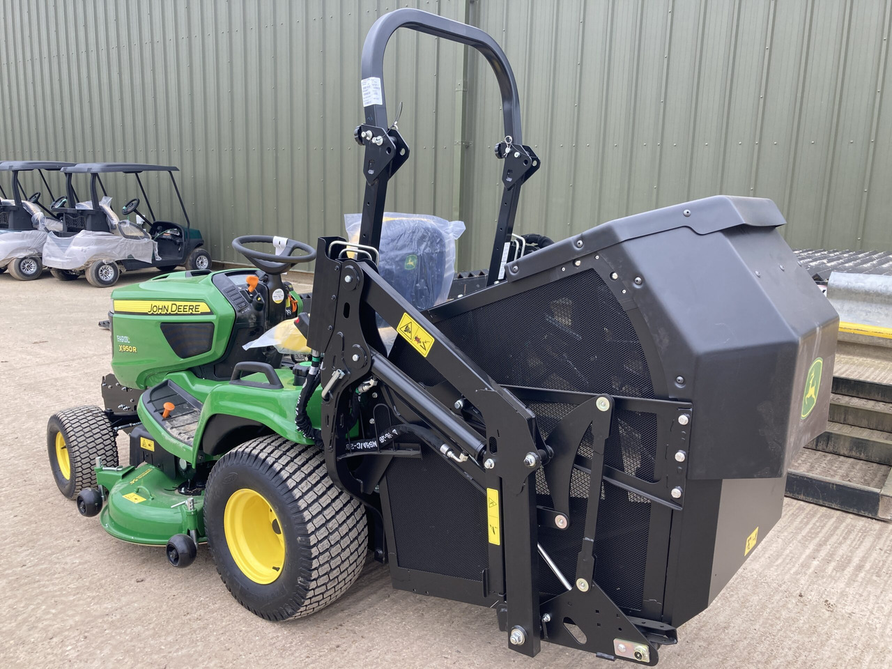 John Deere X950R ride on cut and collect mower - Motofaucheuse: photos 3 John Deere X950R ride on cut and collect mower - Motofaucheuse: photos 3