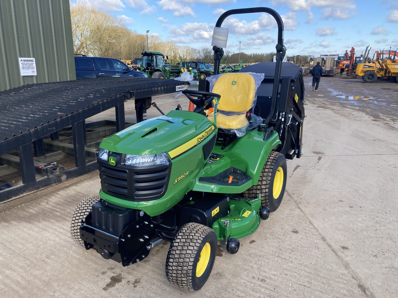 John Deere X950R ride on cut and collect mower - Motofaucheuse: photos 1 John Deere X950R ride on cut and collect mower - Motofaucheuse: photos 1