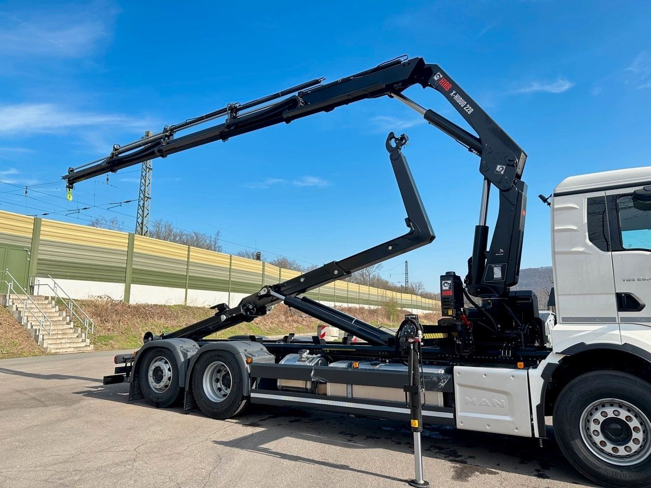 MAN TGS 26.470 6x2 Abrollkipper + Kran Hiab 228-4 - Camion ampliroll, Camion grue: photos 2 MAN TGS 26.470 6x2 Abrollkipper + Kran Hiab 228-4 - Camion ampliroll, Camion grue: photos 2