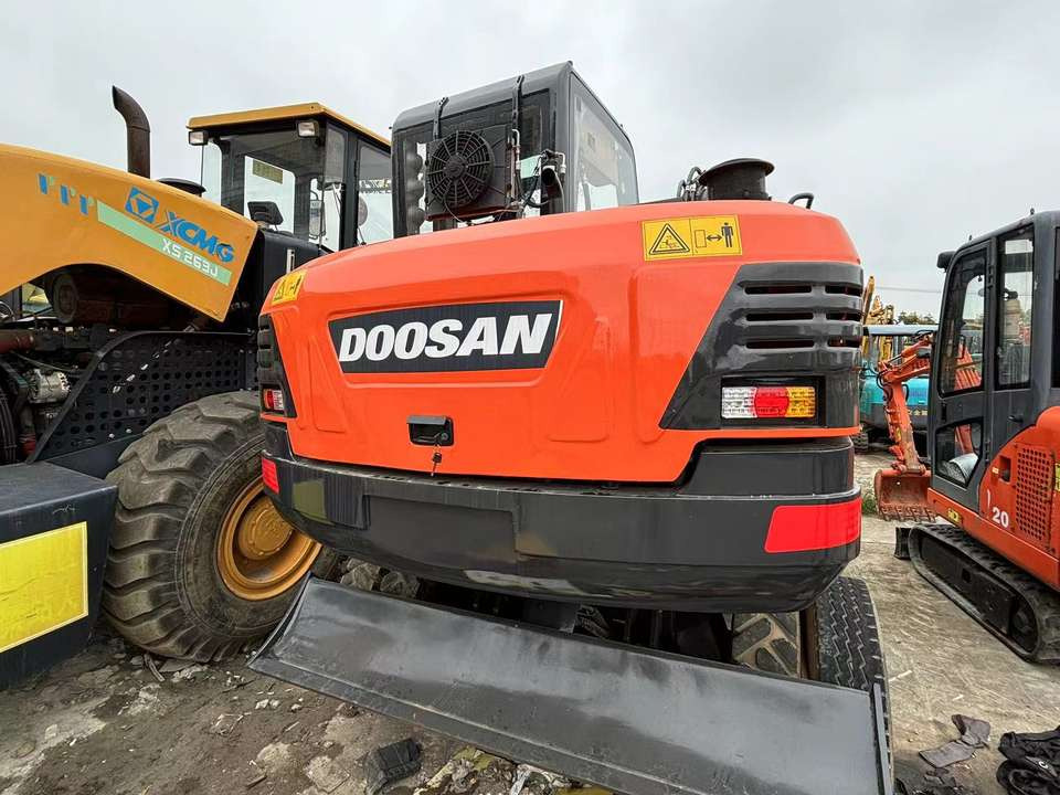 Hot Sale Used Doosan Dx75 Small 7.5t Wheel Excavator South Korea DX75 Mini Excavator for Sale Good Condition - Pelle sur pneus: photos 4 Hot Sale Used Doosan Dx75 Small 7.5t Wheel Excavator South Korea DX75 Mini Excavator for Sale Good Condition - Pelle sur pneus: photos 4